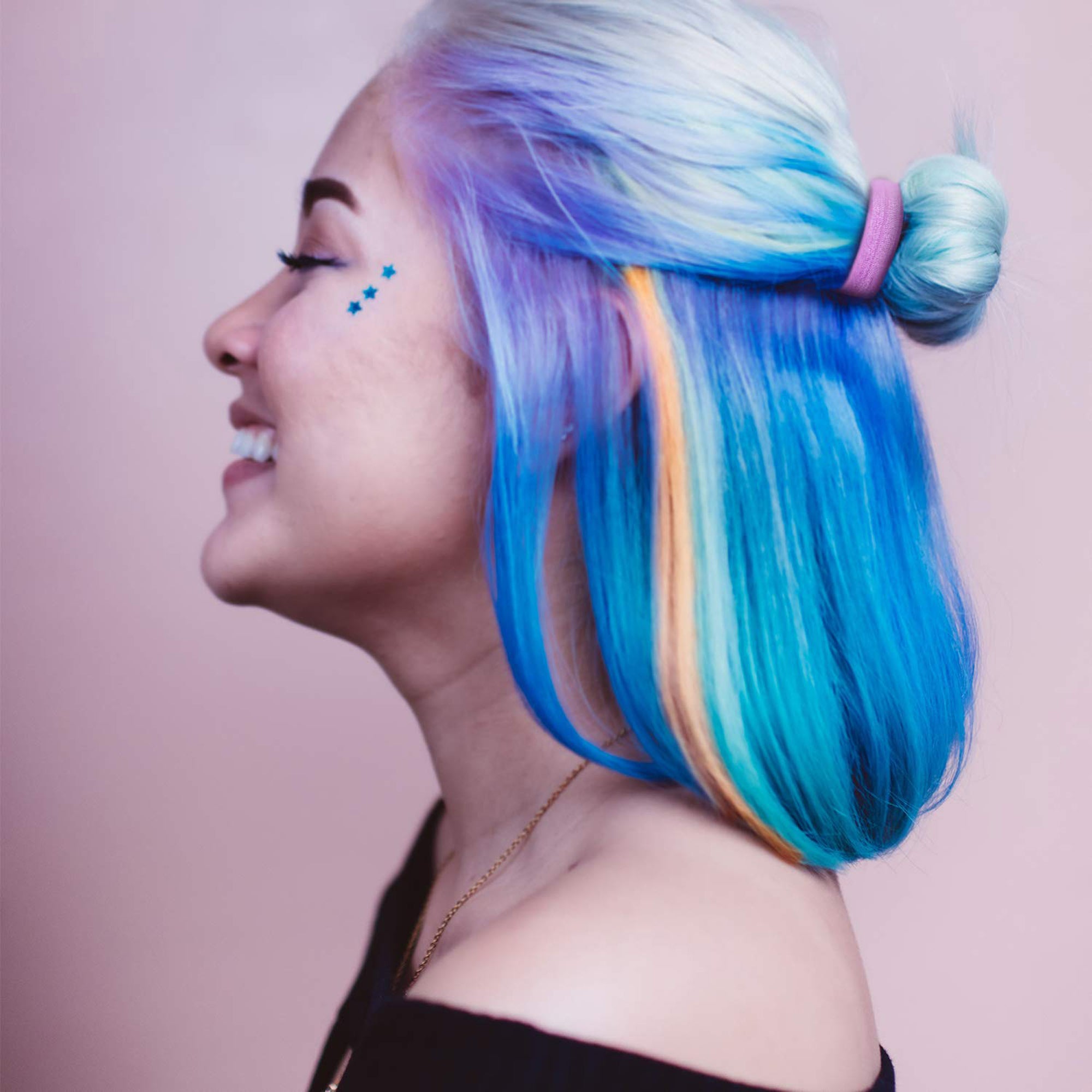 Ribbon Hair Tie Model